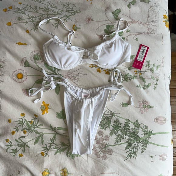 Bikini - Picture 3 of 8